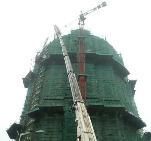 白银市吊车在工地上作业
